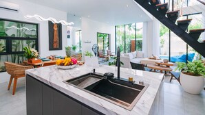 ベーシック ヴィラ | 専用キッチン | 電子レンジ、コンロ、電気ポット、トースター