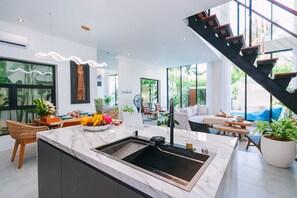 Villa Basic | Eget kök | Mikrovågsugn, spishäll, vattenkokare och brödrost