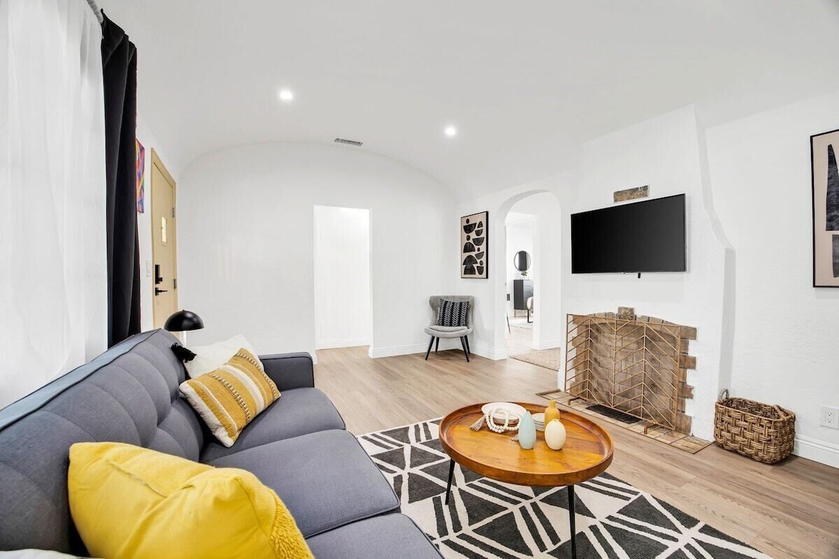This house is a 2 bedroom(s), 1.5 bathrooms, located in Pasadena, CA.