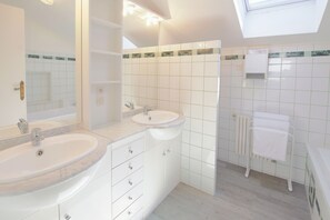 Een douche, een haardroger, handdoeken, toiletpapier