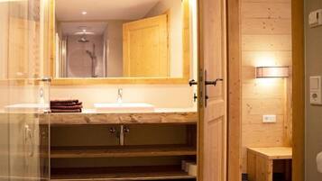 Dusche, Handtücher, Toilettenpapier