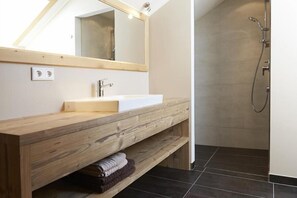Regadera, toallas, papel de baño 