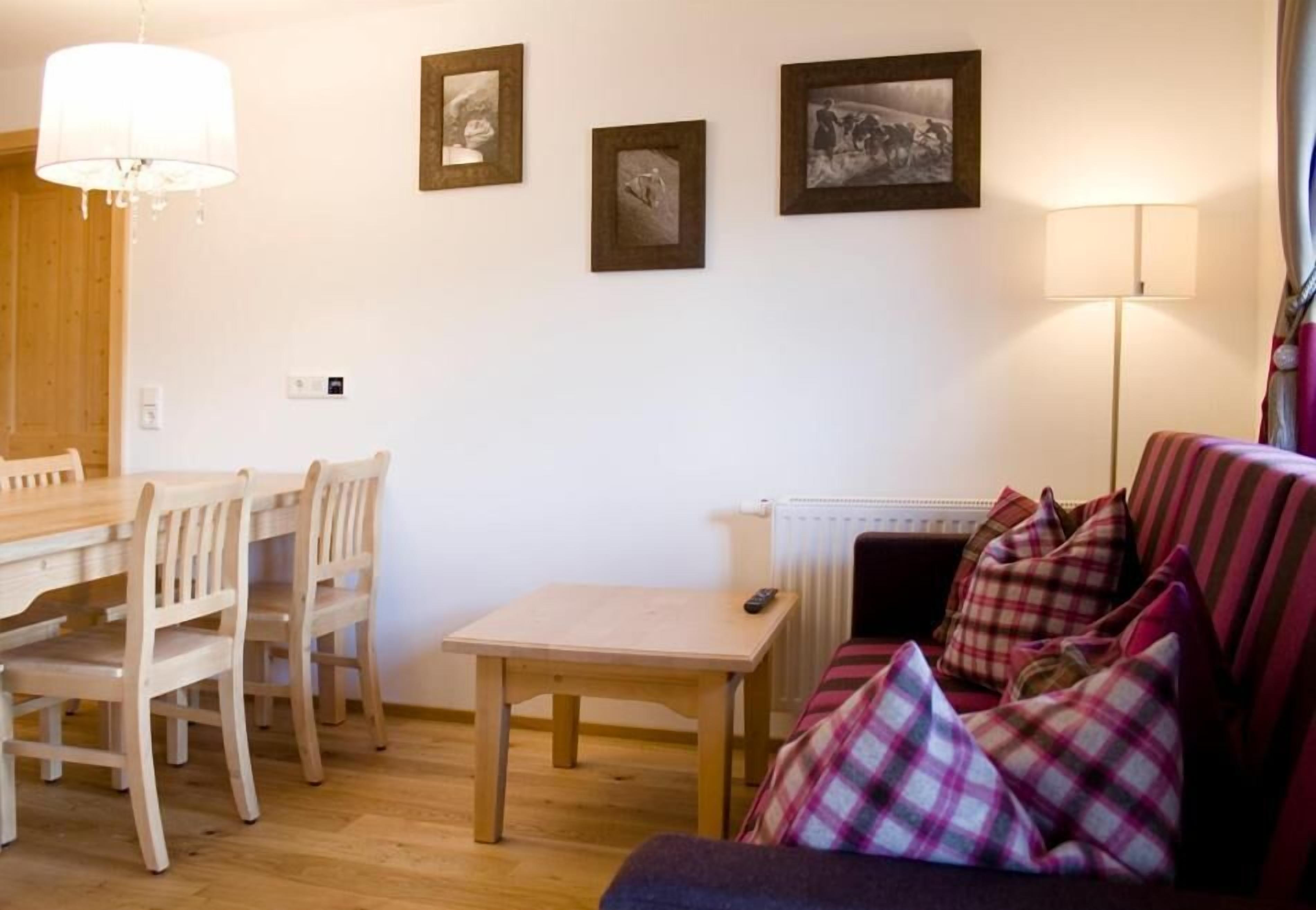 2 bedrooms, desk, laptop workspace, free WiFi