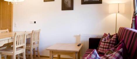 2 bedrooms, desk, laptop workspace, free WiFi