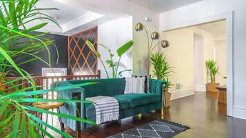 Smart TV, libros, videoteca y oficina