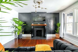 Smart TV, stereo, offices - Short North/Downtown | Walk to Convention Center | Free Parking | 5,800+ Reviews (Columbus)