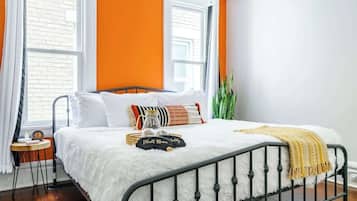 2 habitaciones, escritorio y tabla de planchar con plancha