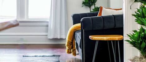 Smart TV, libros, videoteca y oficina