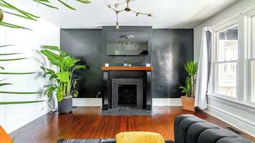 Smart TV, libros, videoteca y oficina