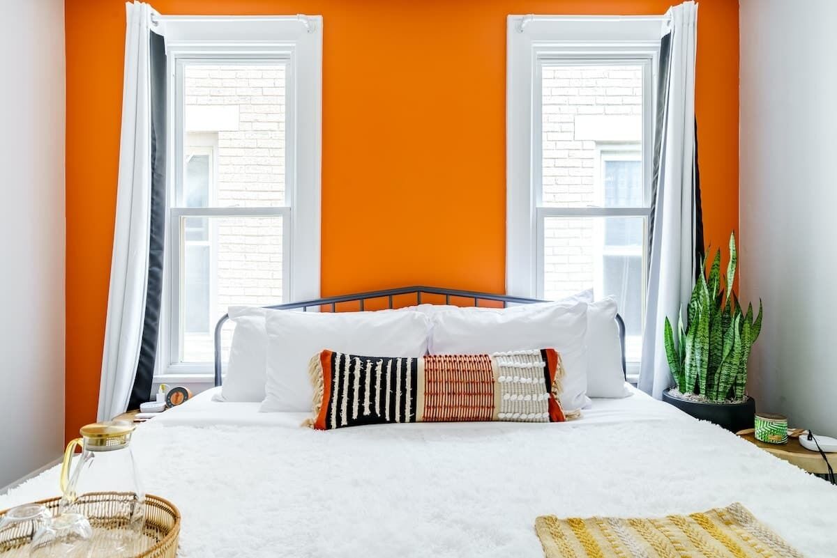 2 habitaciones, escritorio y tabla de planchar con plancha 