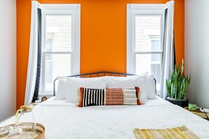 2 makuuhuonetta, työpöytä, silitysrauta/-lauta, vauvan matkasänky