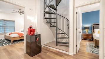 3 habitaciones, escritorio y tabla de planchar con plancha