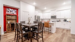 Dining - Upscale Home w/ Free Parking + Short Walk to AT&T (Arlington)