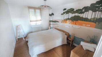 3 habitaciones, tabla de planchar con plancha y cuna de viaje