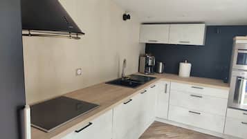 Geladeira, micro-ondas, fogão, cooktop