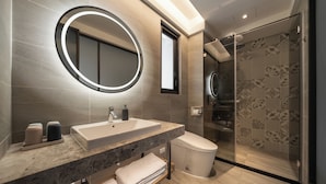 Deluxe Quadruple Room, Non Smoking, City View | Bathroom | Shower, hair dryer, electronic bidet, towels - Lihejiazhu (Tainan)