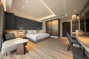Habitación doble Deluxe, 1 cama King size, para no fumadores, vista a la ciudad | Edredón y wifi gratis 