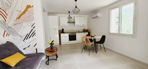 Smart TV, books - Santoline, un Appartement T2 Climatisé, Tout Confort, au Coeur de la Provence (Lorgues)