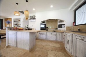 Fridge, microwave, oven, stovetop - Luxurious Villa with Heated Pool and Jacuzzi in Scenic Nans-les-Pins (Saint-Rémy-de-Provence)