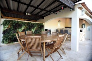 Outdoor dining - Luxurious Villa with Heated Pool and Jacuzzi in Scenic Nans-les-Pins (Saint-Rémy-de-Provence)