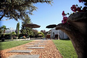 Terrace/patio - Luxurious Villa with Heated Pool and Jacuzzi in Scenic Nans-les-Pins (Saint-Rémy-de-Provence)