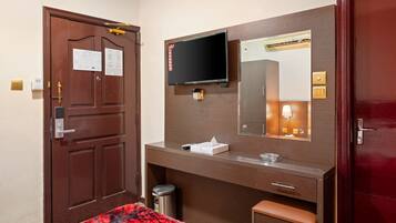 Escritorio, wifi gratis y ropa de cama