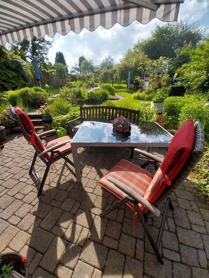 Outdoor dining - Gemütliche Ferienwohnung mit Terrasse und Wunderschönem Garten (Mastershausen)