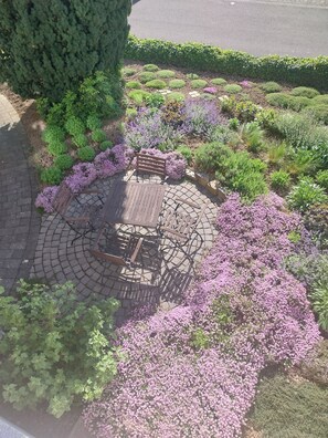 Outdoor dining - Gemütliche Ferienwohnung mit Terrasse und Wunderschönem Garten (Mastershausen)