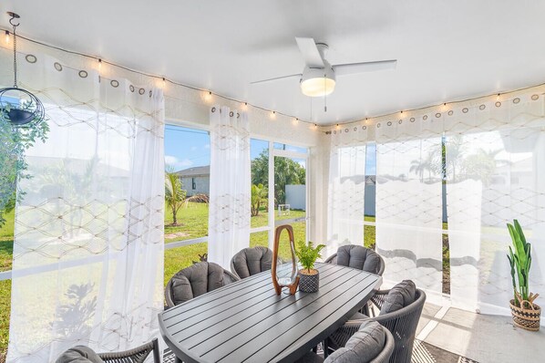 Outdoor dining - Luxe 3BR Waterfront Stay in Cape Coral (Cape Coral)
