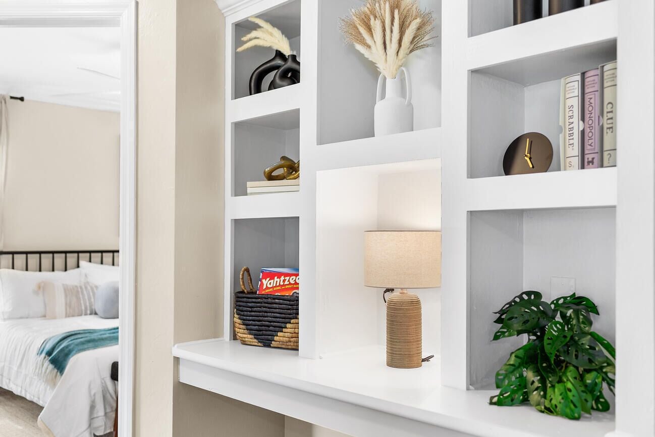 3 habitaciones, escritorio y tabla de planchar con plancha 