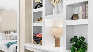 3 habitaciones, escritorio y tabla de planchar con plancha