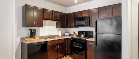 Réfrigérateur, micro-ondes, four, plaque de cuisson