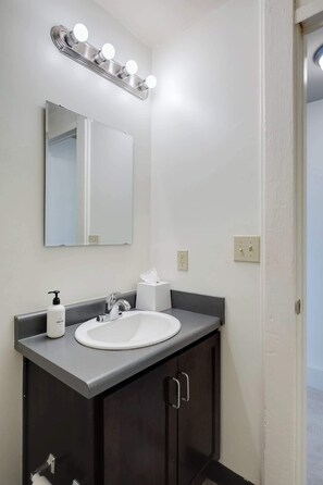 Bruser, hårtørrer, håndklæder