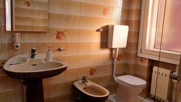 Habitación Deluxe doble, 1 cama doble | Baño | Artículos de higiene personal gratuitos, secador de pelo, bidé y toallas