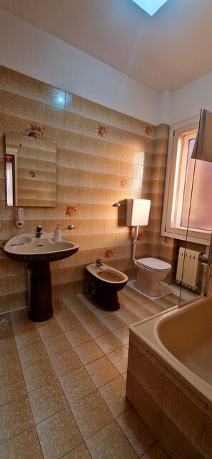 Chambre Deluxe double, 1 lit double | Salle de bain | Articles de toilette (gratuits), séchoir à cheveux, bidet