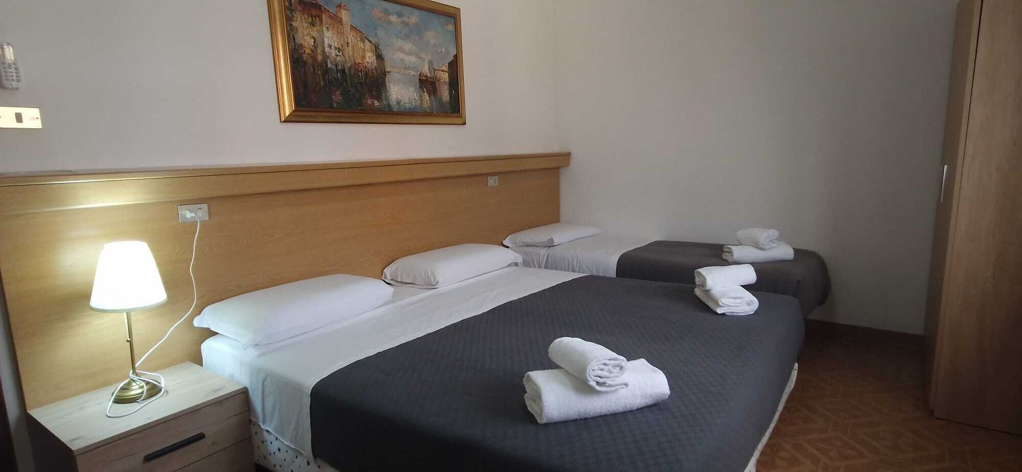 Quarto triplo luxo, várias camas | Edredons de pluma, individualmente decorados, individualmente mobiliados