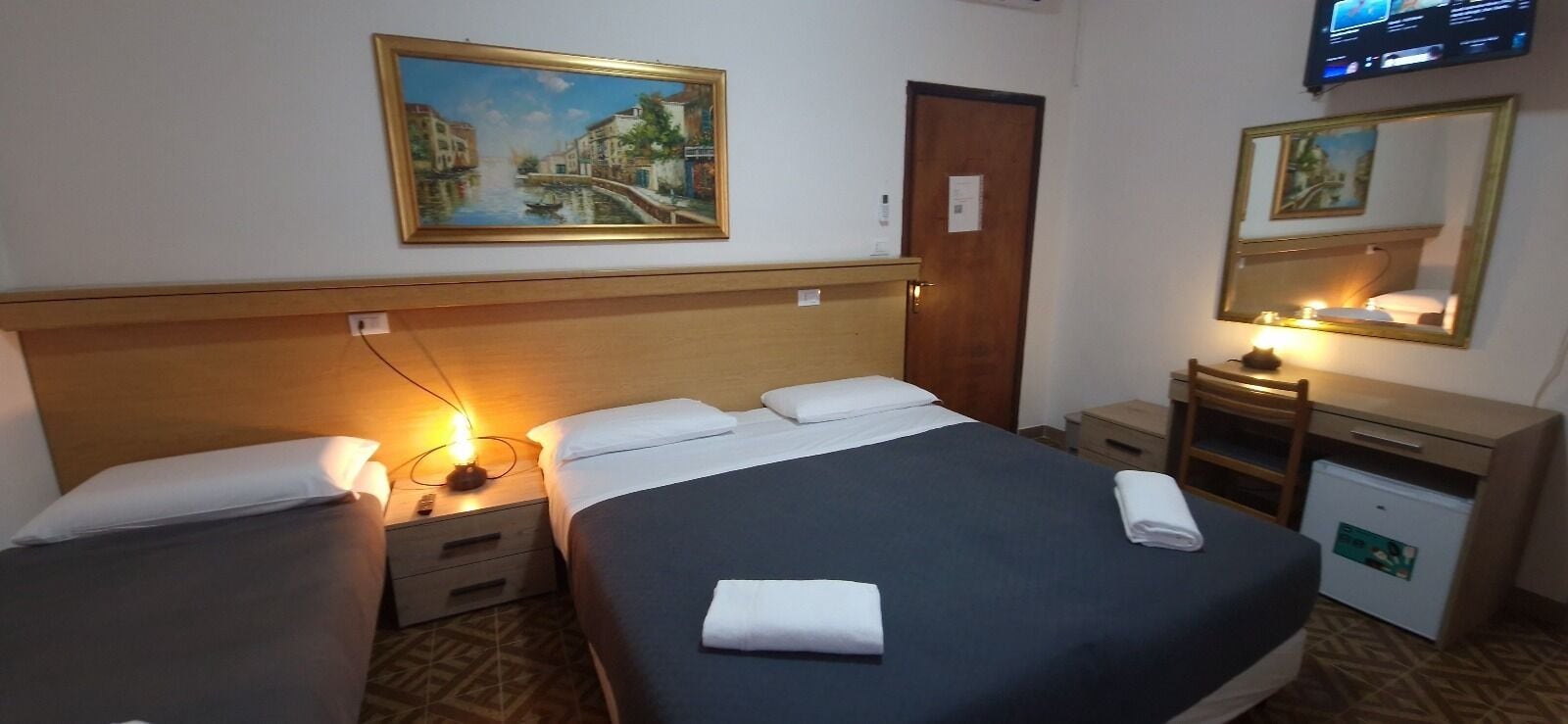 Chambre triple Deluxe, Plusieurs lits | Couette en duvet, décor unique, ameublement unique, bureau