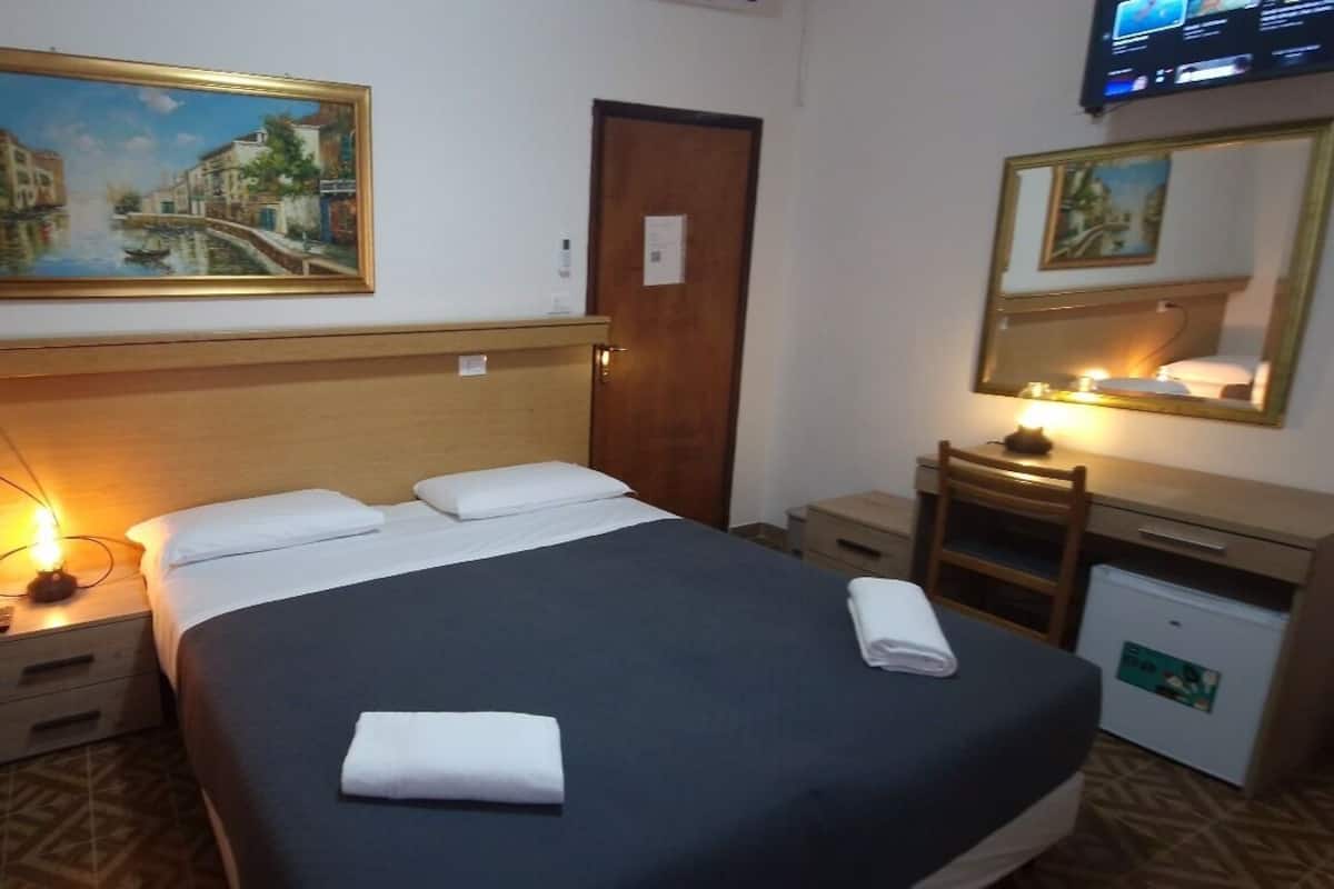 Chambre triple Deluxe, Plusieurs lits | Couette en duvet, décor unique, ameublement unique, bureau