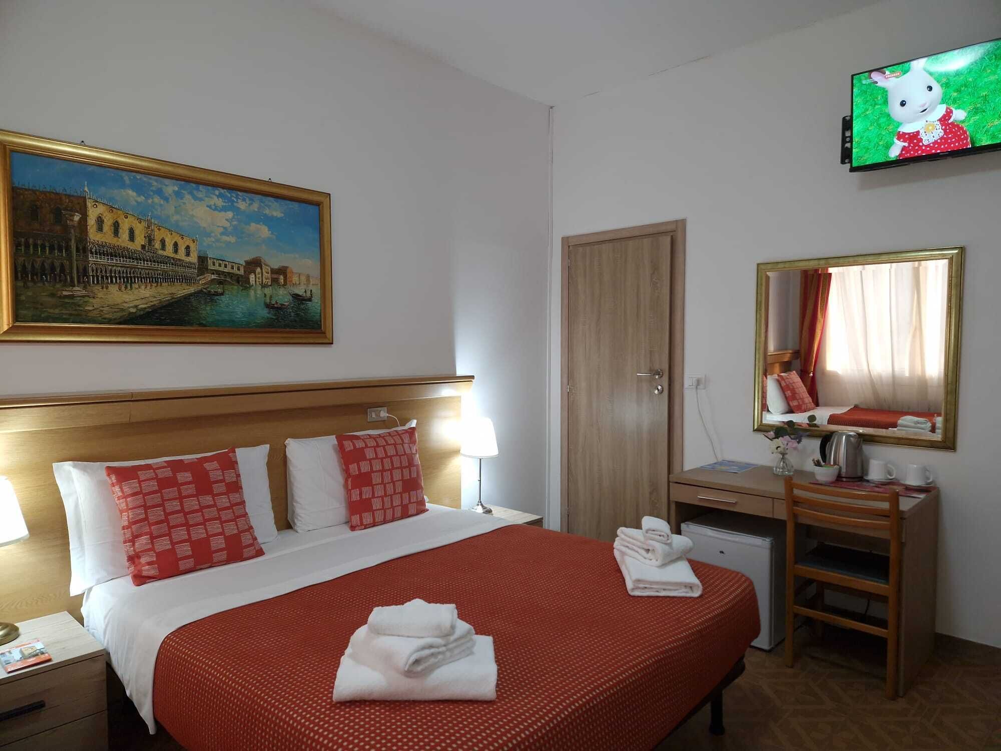 Habitación cuádruple Confort, varias camas | Edredón, decoración personalizada, muebles diferentes y escritorio 