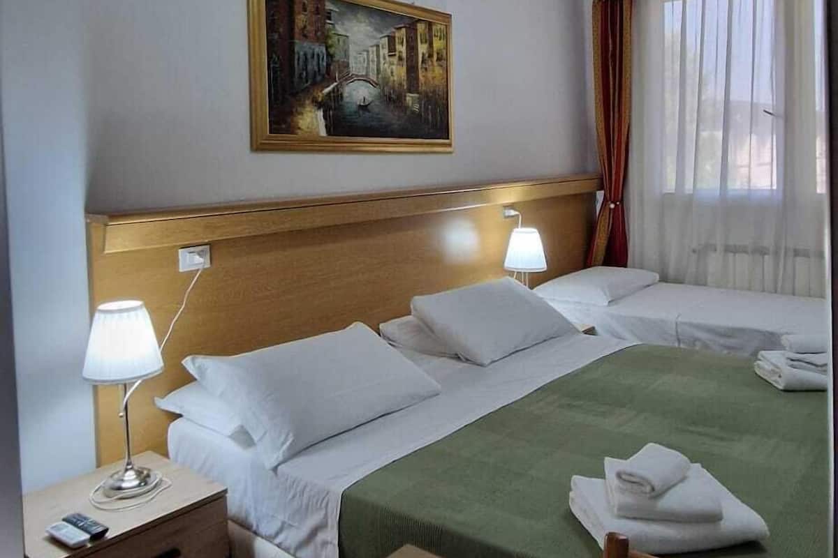 1 dormitori, cobrellits, decoració individual i mobiliari individual