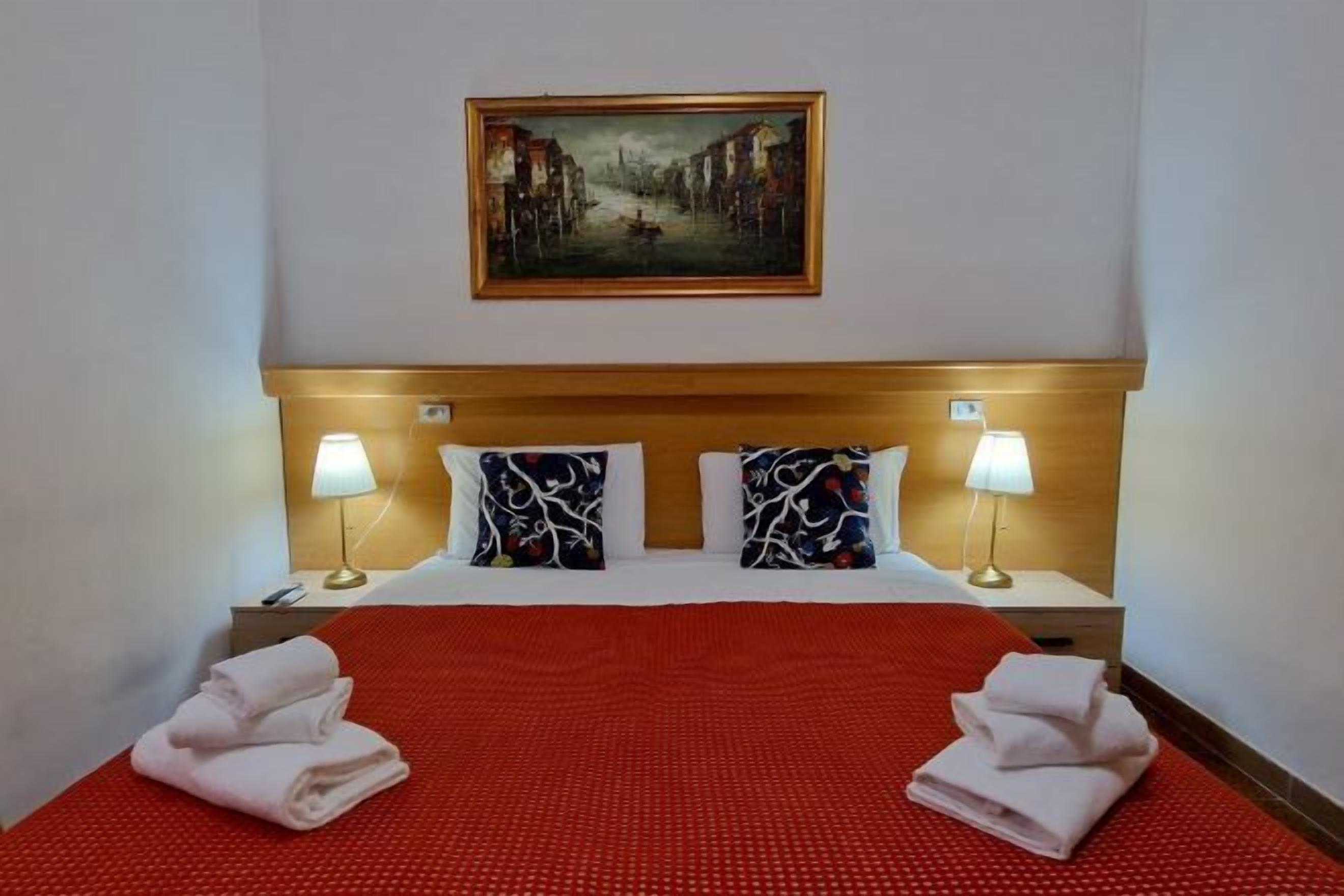 Cubrecamas, decoración personalizada, muebles diferentes y escritorio 