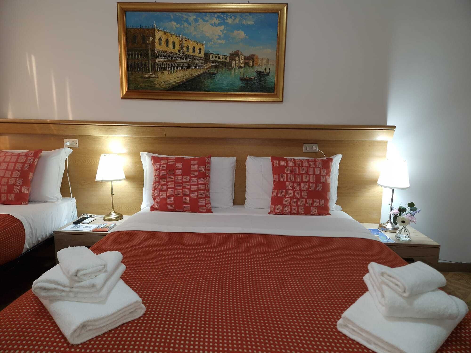 Comfort vierpersoonskamer, Meerdere bedden | Donsdekens, individueel gedecoreerd, individueel gemeubileerd