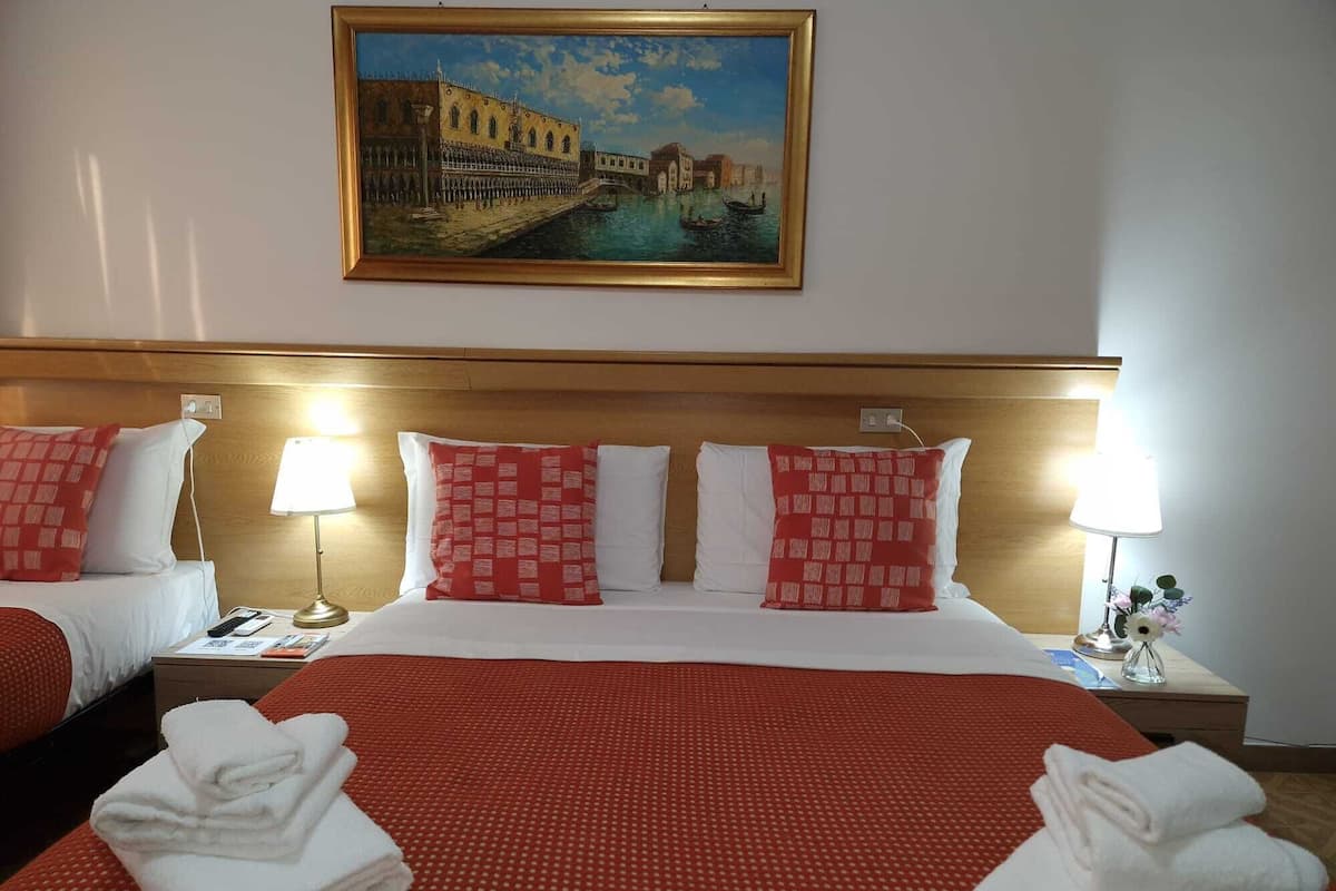 Comfort vierpersoonskamer, Meerdere bedden | Donsdekens, individueel gedecoreerd, individueel gemeubileerd