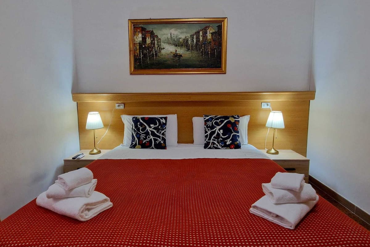 Edredón, decoración personalizada, muebles diferentes y escritorio