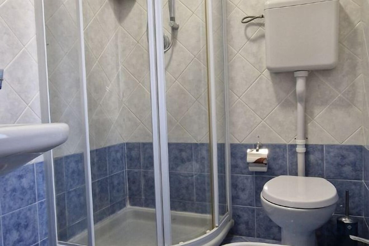Ducha, artículos de tocador gratuitos, secador de pelo, bidet