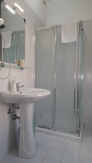 Gratis toiletartikler, hårtørrer, bidet, håndklæder