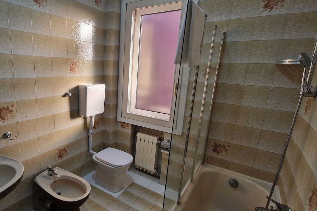 Deluxe tweepersoonskamer | Badkamer | Gratis toiletartikelen, een haardroger, een bidet, handdoeken