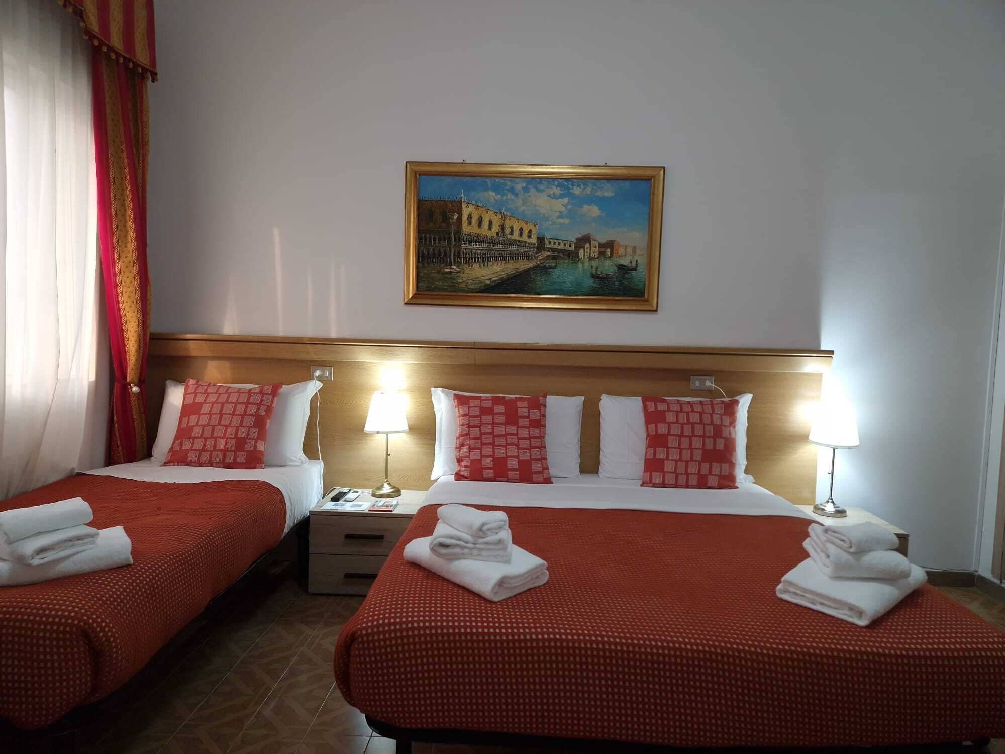 Habitación cuádruple Confort, varias camas | Edredones de plumas, decoración individual, mobiliario individual