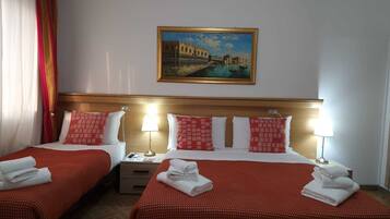 Habitación cuádruple Confort, varias camas | Edredones de plumas, decoración individual, mobiliario individual