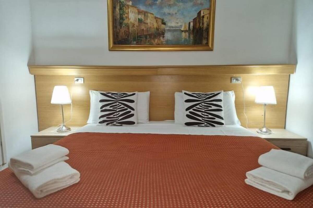 Dundyner, individuelt dekorert, individuelt innredet og skrivebord